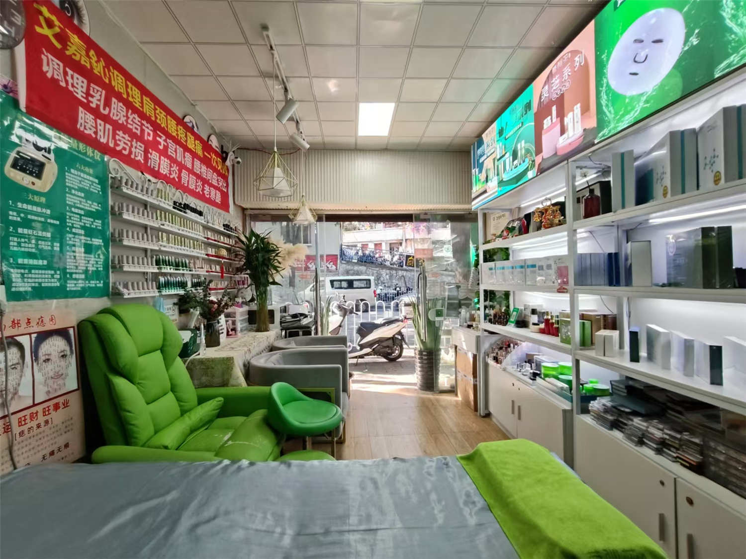 宅吉路临街6年美甲店转让 可空转